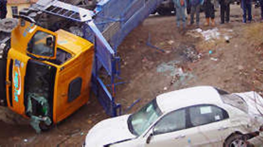 Otomobil TIR ile &ccedil;arpıştı: 5 &ouml;l&uuml;