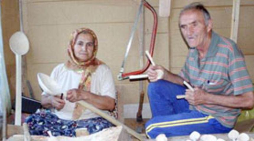 Karı-koca kaşık&ccedil;ılık yapıyor