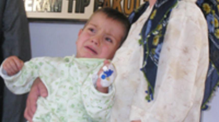 4 yaşındaki &ccedil;ocuğa yapay damar takıldı