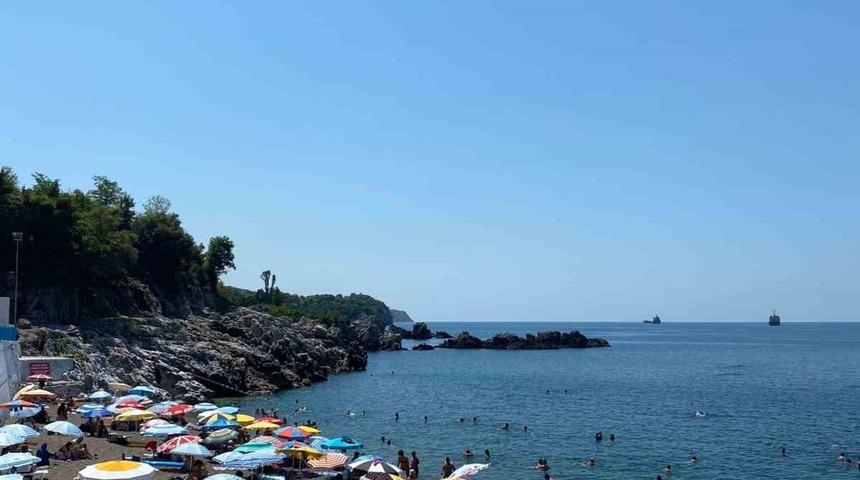 Sıcak havayı fırsat bilen plaja koştu