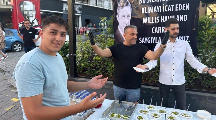 Adana'da hava sıcaklığı 40 dereceyi aşınca... Klimanın mucidinin anısına tatlı dağıttılar! Fotoğrafıyla birlikte pankart astılar