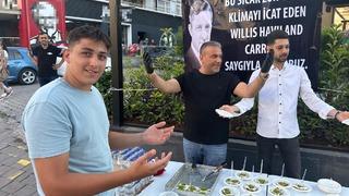 Adana'da hava sıcaklığı 40 dereceyi aşınca... Klimanın mucidinin anısına tatlı dağıttılar! Fotoğrafıyla birlikte pankart astılar