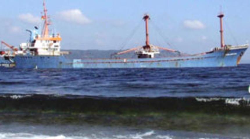 Y&uuml;k gemisi karaya oturdu