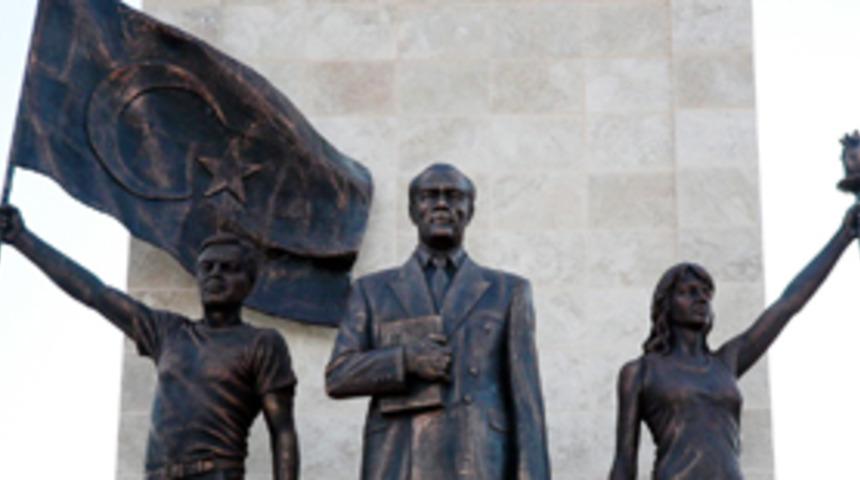 Atat&uuml;rk'&uuml;n yanındaki erkek heykel s&ouml;k&uuml;ld&uuml;