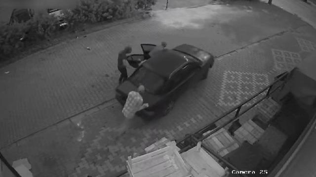 Marketten deterjan çalan şaşkın hırsızlar bozulan araçlarını iterek çalıştırdı