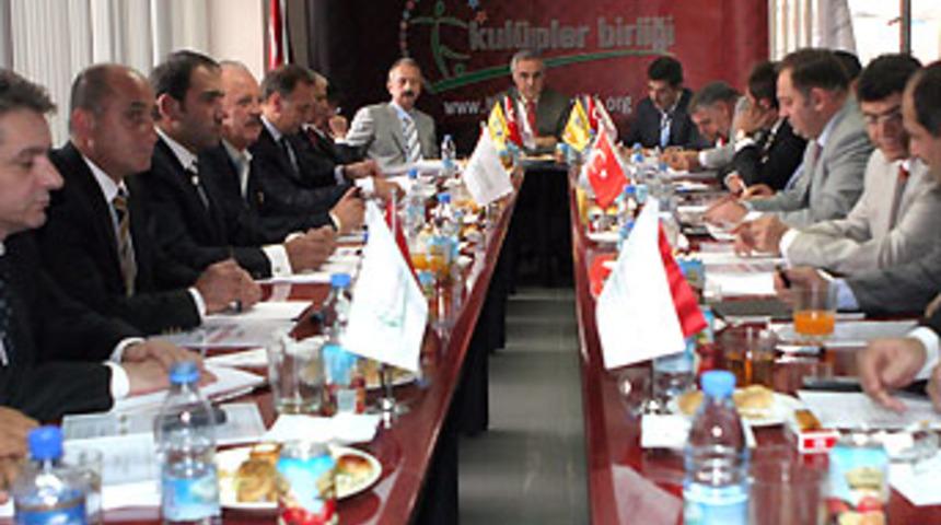 Kul&uuml;pler Birliği'nde sular durulmuyor