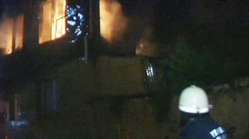 &Uuml;sk&uuml;dar'da ahşap bina yangını