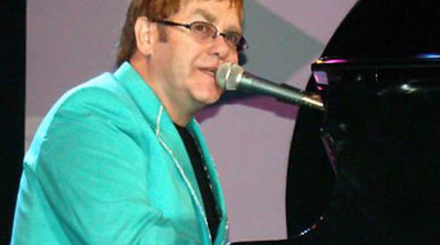 Elton John doğum g&uuml;n&uuml;n&uuml; hayranlarıyla kutladı