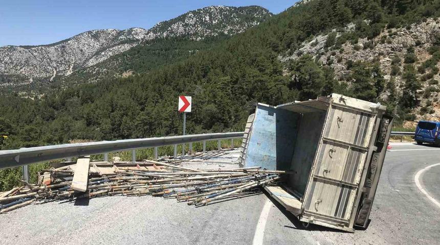 Antalya'da trafik kazası: 3 kişi yaralandı