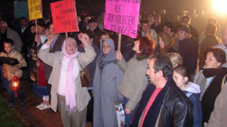 D&uuml;zce depreminde &ouml;lenler anıldı