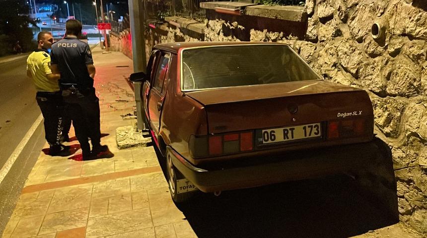 Karab&uuml;k'te aydınlatma direğine &ccedil;arpan otomobilin s&uuml;r&uuml;c&uuml;s&uuml; yaralandı