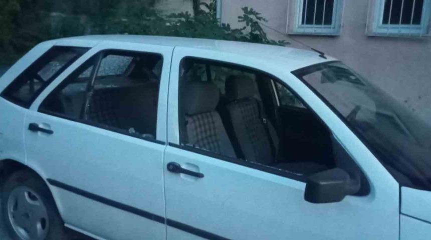 Park halindeki otomobilin camlarını kırıp lastiklerini patlattılar