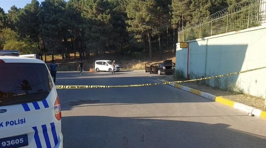 Sultanbeyli'de otomobile silahlı saldırı: Yaralılar var