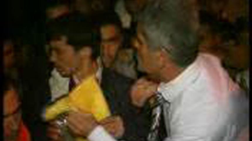 Bir &ccedil;ift &ccedil;izme i&ccedil;in izdiham