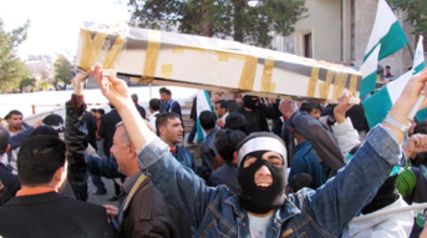 Taraftarlar tabutla ma&ccedil;a gittiler