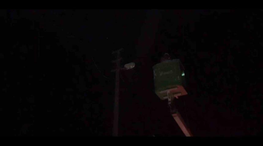 D&uuml;ğ&uuml;nde ateş a&ccedil;an maganda mahalleyi karanlığa g&ouml;md&uuml;