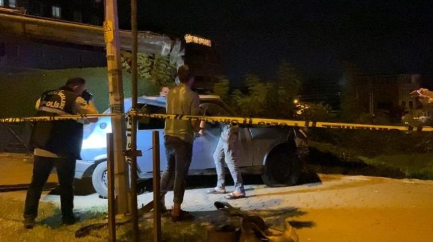 Kontrolden &ccedil;ıkan ara&ccedil; inşaat alanına u&ccedil;tu: 1 &ouml;l&uuml;, 1&rsquo;i ağır 2 yaralı