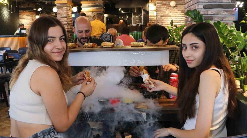 Adanalılar sıcaktan ne yapacağını şaşırdı, dönerci de buzlu servis başladı