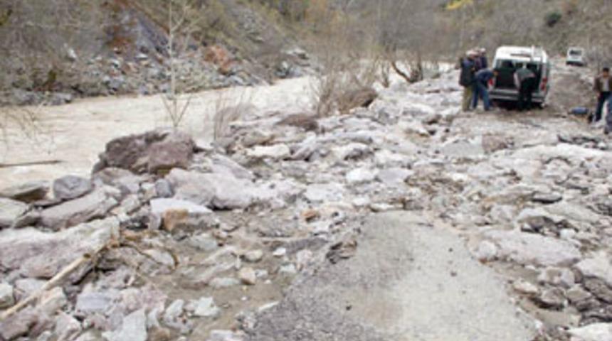Ovacık'ın d&uuml;nyayla bağlantısı kesildi