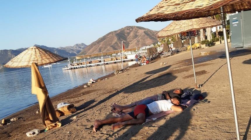 Marmaris’te halk plajlarında konaklayanlar dikkat çekiyor