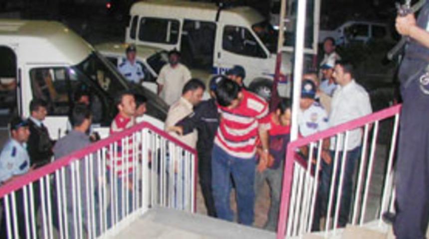 Tecav&uuml;z sanıkları cezaevine konuldu