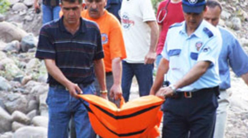 11 yaşındaki kız derede &ouml;l&uuml; bulundu