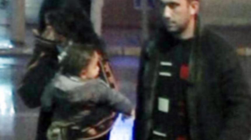 2 yaşındaki kız &ccedil;ocuğunu birahaneye bıraktılar