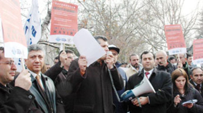 Meclis &ouml;n&uuml;nde KESK protestosu