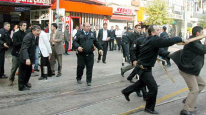 Kadık&ouml;y adliyesi &ouml;n&uuml;nde arbede
