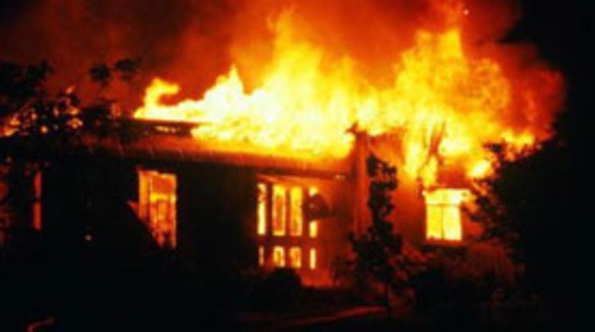 Beyoğlu'nda metruk bina alev alev yandı