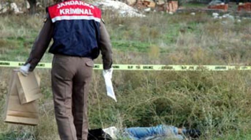 Arkadaşlarının cesedini yol kenarında buldular