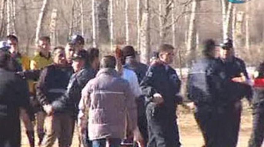 Kırmızı kart g&ouml;r&uuml;nce hakeme saldırdı