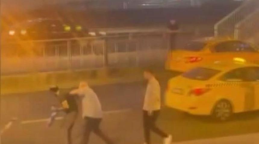 İstanbul'da taksici ile yolcu kavgası! Çevredekiler araya girdi