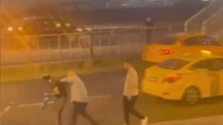 İstanbul'da taksici ile yolcu kavgası! Çevredekiler araya girdi