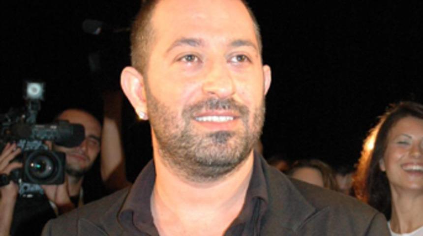 Cem Yılmaz'dan Savaş Ay'a g&ouml;nderme