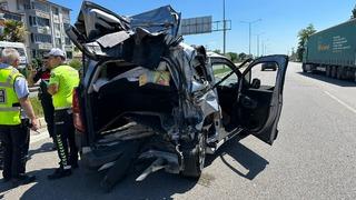 Samsun'da tırın çarptığı hafif ticari araçtaki 3 kişi yaralandı