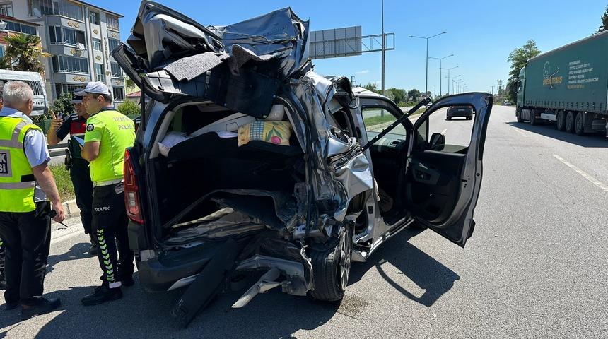 Samsun'da tırın çarptığı hafif ticari araçtaki 3 kişi yaralandı