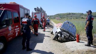 Muğla'da yol kenarındaki kanala düşen otomobildeki anne öldü, çocuğu yaralandı
