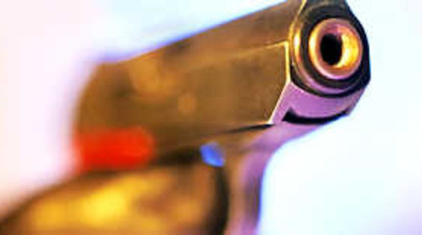 Cinnet ge&ccedil;iren koca, eşini &ouml;ld&uuml;rd&uuml;