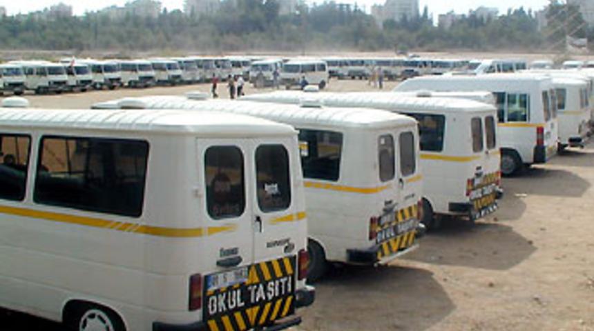 Okul servisi sürücüleri, öğrencilere model oluyor