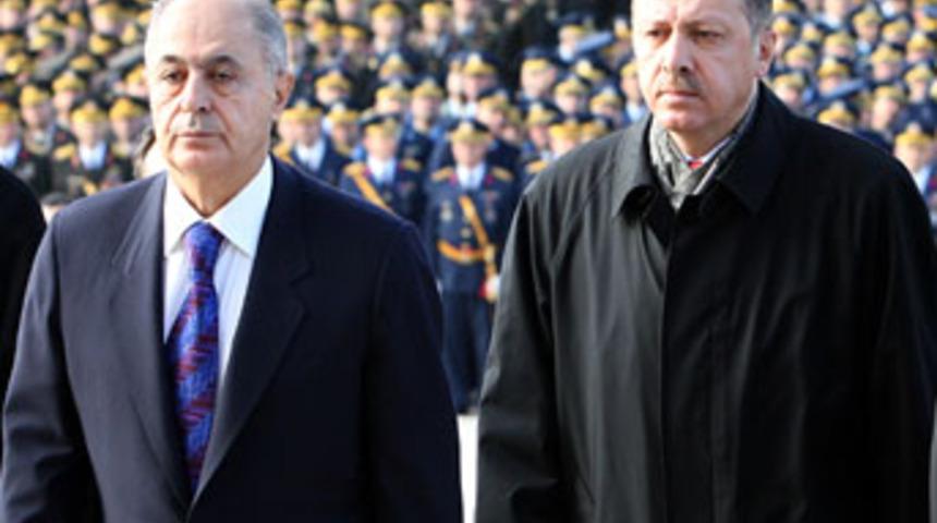 Siyaset d&uuml;nyası &uuml;zg&uuml;n