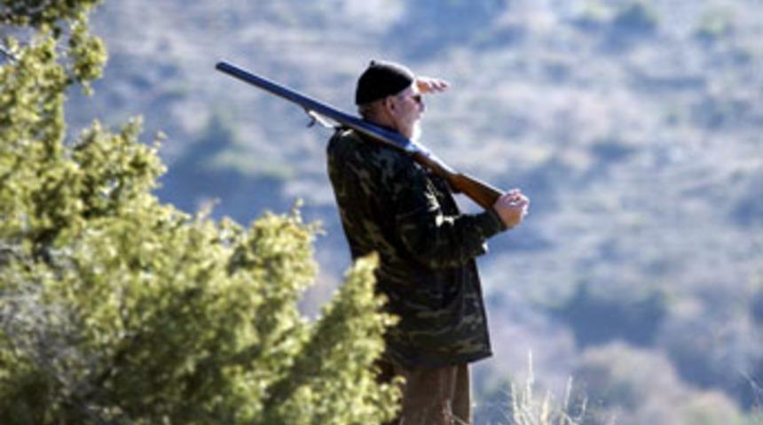 Tavşan yerine 2 kişiyi vurdu