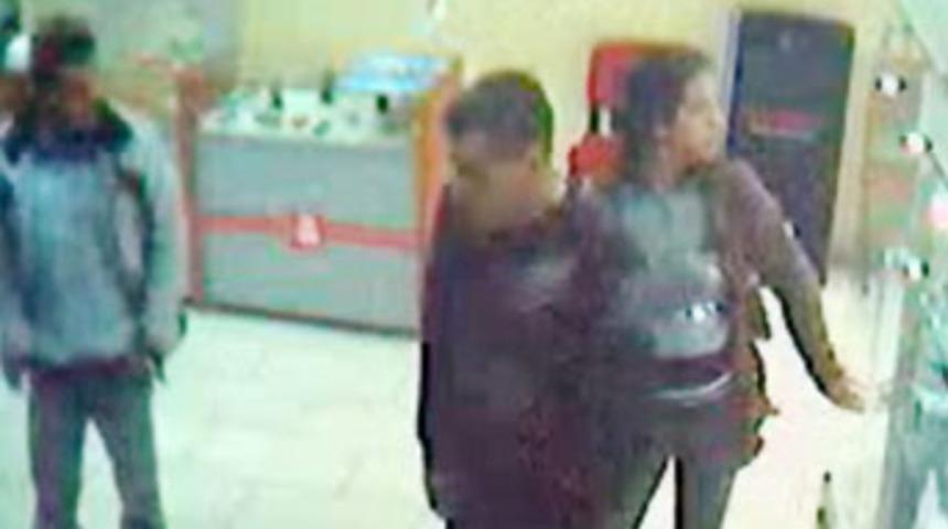 Hırsızlar, g&uuml;venlik kamerasına yakalandı