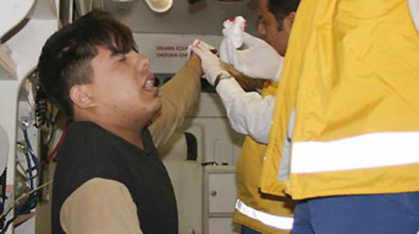 Silahla oynarken kazayla kendisini vurdu