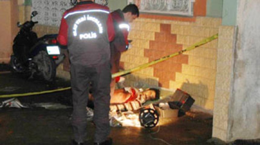 M&uuml;şterisini rahatsız eden şahsı &ouml;ld&uuml;rd&uuml;