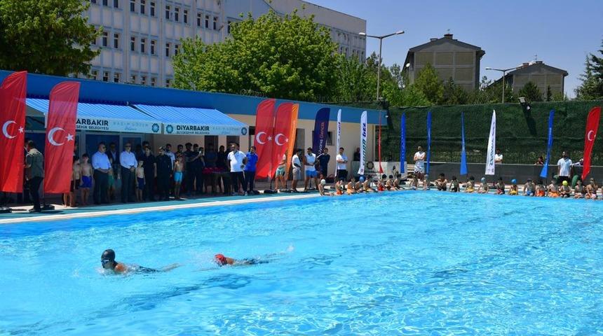 Diyarbakır'da yüzme eğitimi alan çocuklara spor malzemesi desteği sunuldu