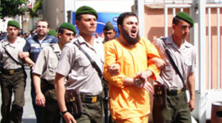 Sakka kıyafeti nedeniyle salona alınmadı