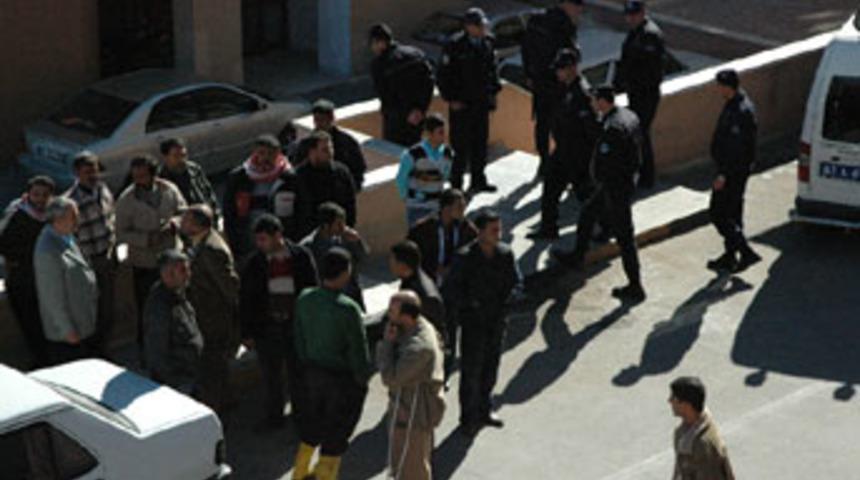 Seyyar satıcı zabıtayı bı&ccedil;akladı