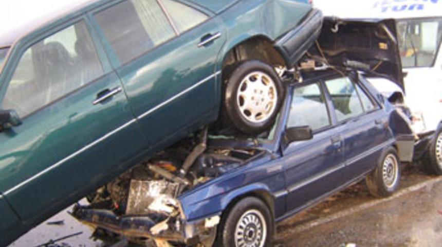 TEM'de zincirleme kaza: 1 &ouml;l&uuml;, 8 yaralı