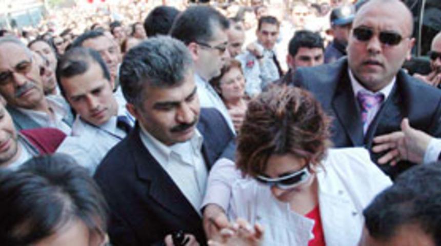 Sibel Can yol kapattırdı